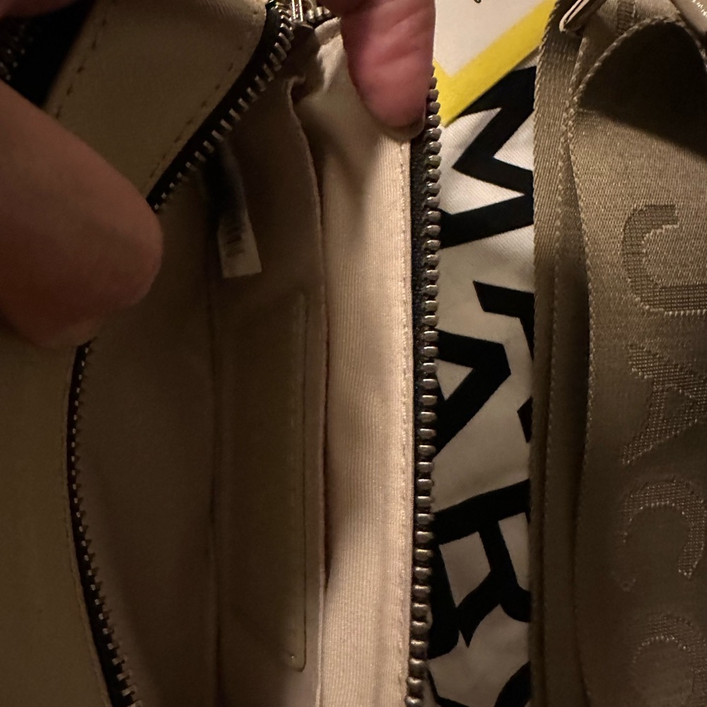 Marc Jacobs snap shot authentic . - Picture 2 of 5